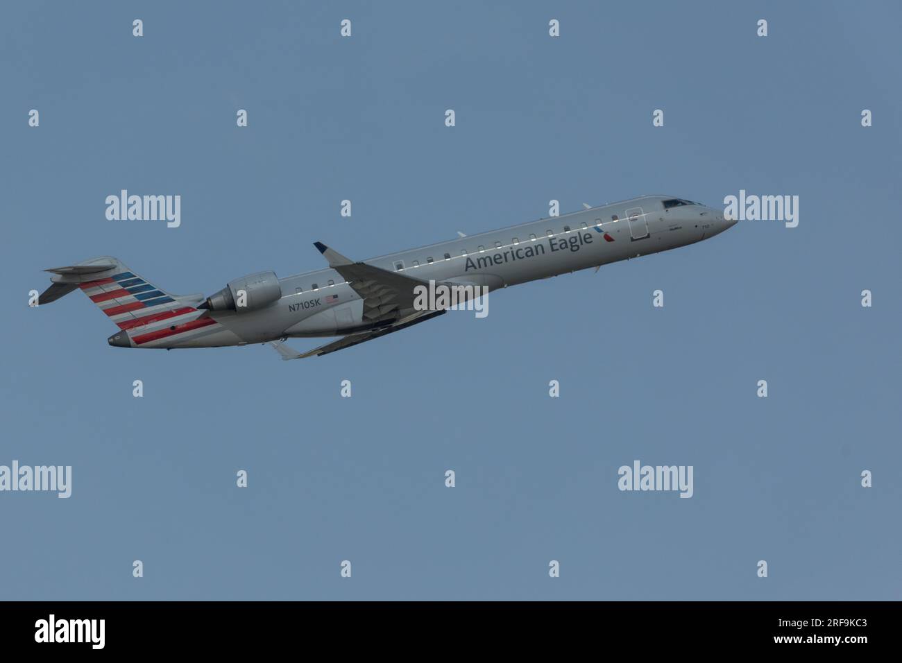 Am Dallas-Fort Worth International Airport (DFW) in Dallas Texas in den USA wird am 1. August 2023 ein Flugzeug von American Airlines gesehen. Stockfoto