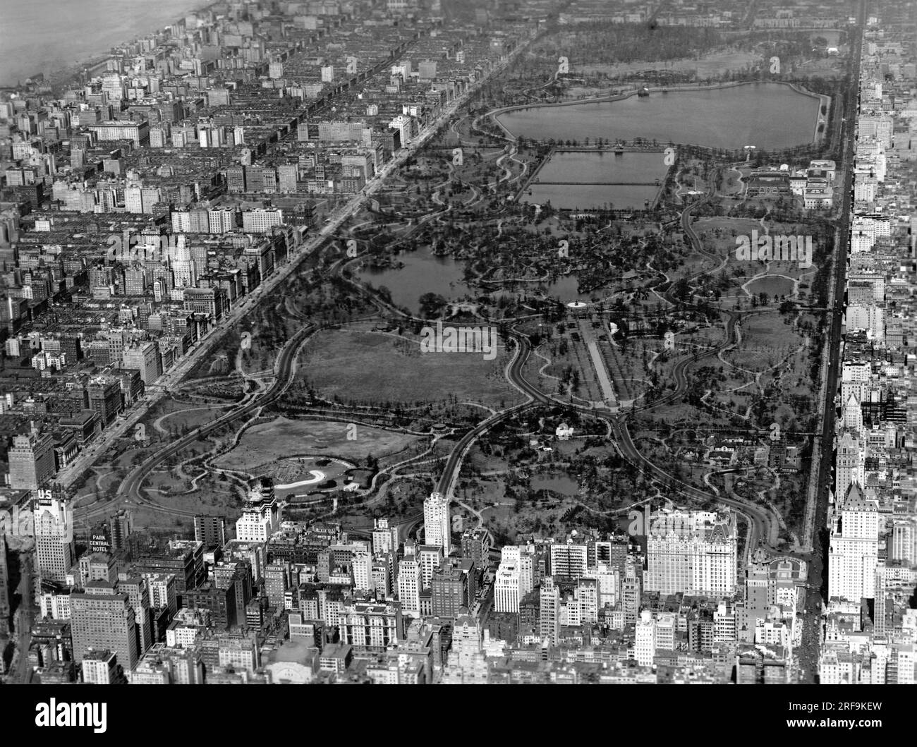 New York, New York: c. 1923 Luftaufnahme des Central Park von Mid-Town in New York City Stockfoto