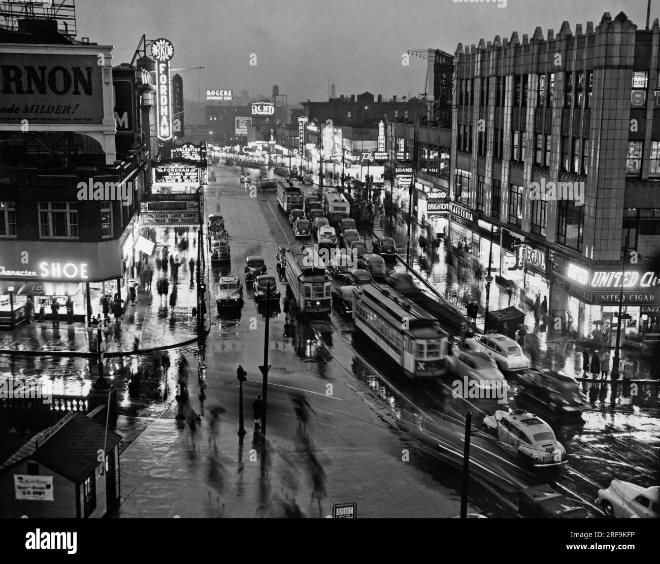 New York, New York: 29. März 1946. Fordham Road in der Bronx bei Nacht. Es ist das Haupteinkaufs- und Unterhaltungsviertel in der Gegend. Stockfoto