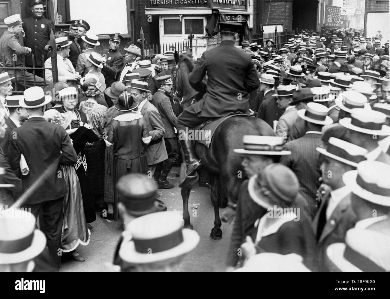 New York, New York: 28. Juni 1924 die Polizei arbeitet daran, die riesige Menge zu kontrollieren, die heute versucht hat, Zugang zum Madison Square Garden zu erhalten. Stockfoto