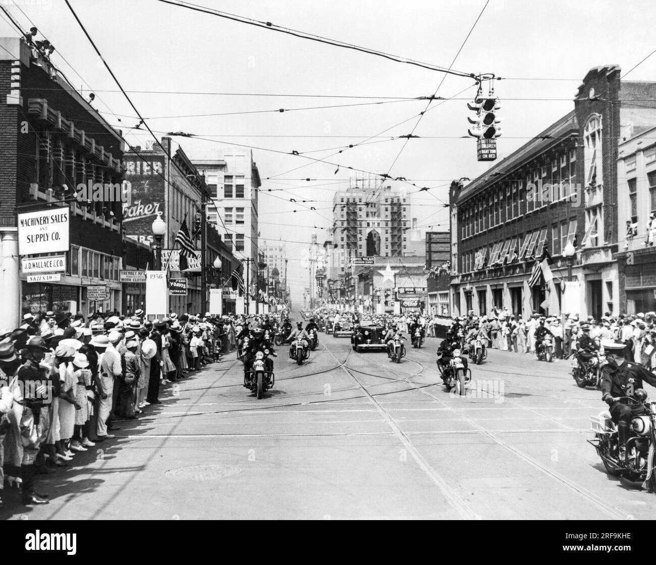 Dallas, Texas: 13. Juni 1936 die Menschenmassen bei der Parade begrüßen Präsident Franklin Roosevelt, als er zum Cotton Bowl kam Stockfoto