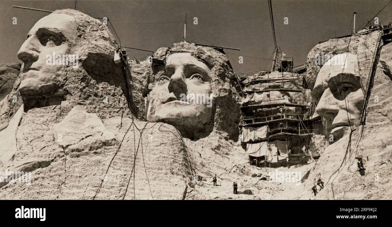 Mt. Rushmore, South Dakota: ca. 1938. Arbeiter auf den Gesichtern des Mount Rushmore. Roosevelt hat das Gerüst über seinem Gesicht. Stockfoto
