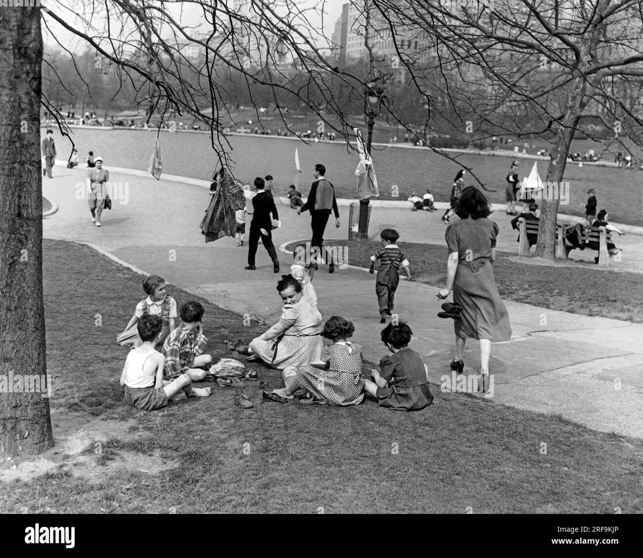 New York, New York: 14. April 1941 ein früher warmer Frühlingstag im Central Park in New York. Stockfoto