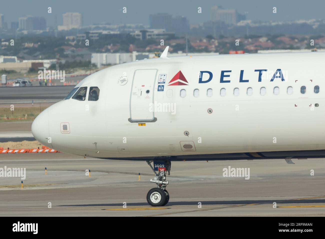 DALLAS, TX, USA. 1. Aug. 2023. Am Dallas-Fort Worth International Airport (DFW) in Dallas, Texas, USA, wird am 1. August 2023 ein Delta-Flugzeug gesehen. (Kreditbild: © William Volcov/ZUMA Press Wire) NUR REDAKTIONELLE VERWENDUNG! Nicht für den kommerziellen GEBRAUCH! Stockfoto