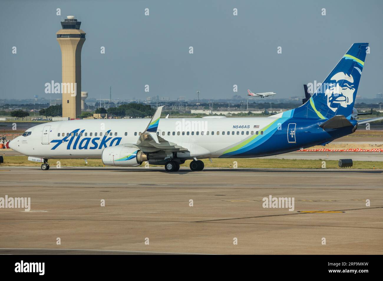 DALLAS, TX, USA. 1. Aug. 2023. Am 1. August 2023 wird Alaska Air am Dallas-Fort Worth International Airport (DFW) in Dallas Texas in den USA gesehen. (Kreditbild: © William Volcov/ZUMA Press Wire) NUR REDAKTIONELLE VERWENDUNG! Nicht für den kommerziellen GEBRAUCH! Stockfoto