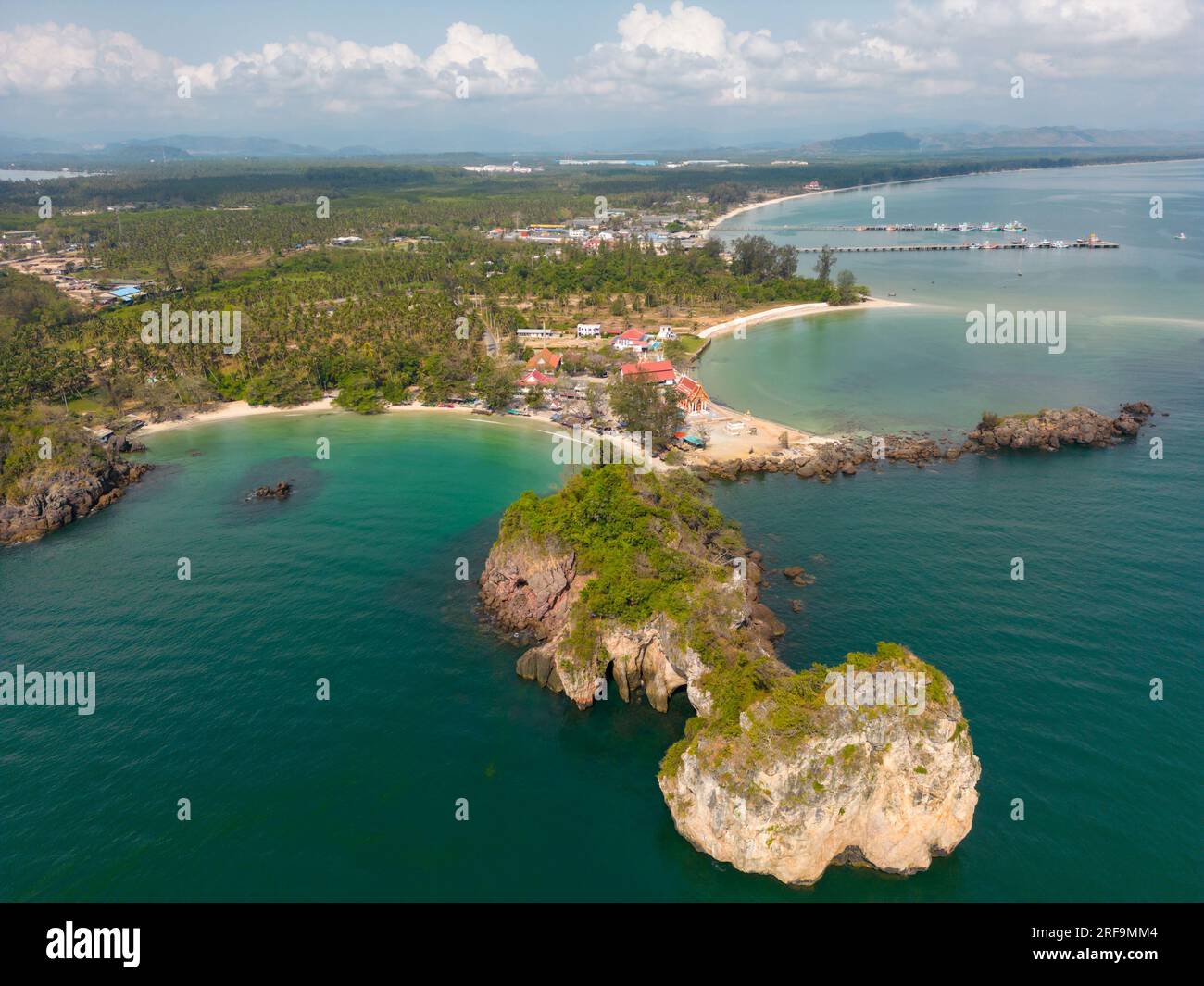 Bo Thong lang Bay ist eine kleine Bucht mit einem Strand, der sich in einer wunderschönen kreisförmigen Form krümmt. Es ist ein weißer Sandstrand in Bang Saphan, Prachuap KH Stockfoto