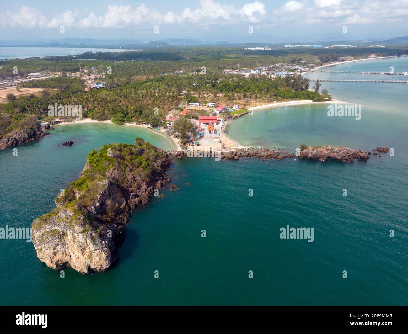 Bo Thong lang Bay ist eine kleine Bucht mit einem Strand, der sich in einer wunderschönen kreisförmigen Form krümmt. Es ist ein weißer Sandstrand in Bang Saphan, Prachuap KH Stockfoto