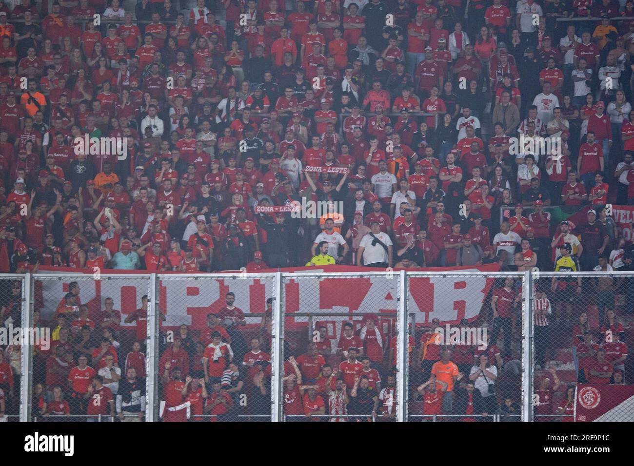 Buenos Aires, Argentinien. 01. Juli 2023. Fans von Internacional, während des Spiels zwischen River Plate und Internacional für die Runde 16 erste Etappe der Copa CONMEBOL Libertadores 2023, im Monumental de Nunez Stadium, in Buenos Aires, Argentinien am 01. Juli. Foto: Max Peixoto/DiaEsportivo/Alamy Live News Kredit: DiaEsportivo/Alamy Live News Stockfoto