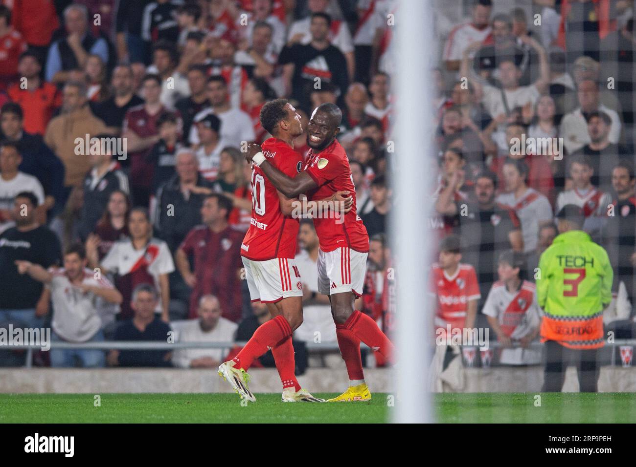 Buenos Aires, Argentinien. 01. Juli 2023. Enner Valencia von Internacional feiert das erste Tor seines Teams mit Alan Patrick während des Spiels zwischen River Plate und Internacional für die Runde 16 der ersten Etappe der Copa CONMEBOL Libertadores 2023 im Monumental de Nunez Stadium in Buenos Aires, Argentinien am 01. Juli. Foto: Max Peixoto/DiaEsportivo/Alamy Live News Kredit: DiaEsportivo/Alamy Live News Stockfoto