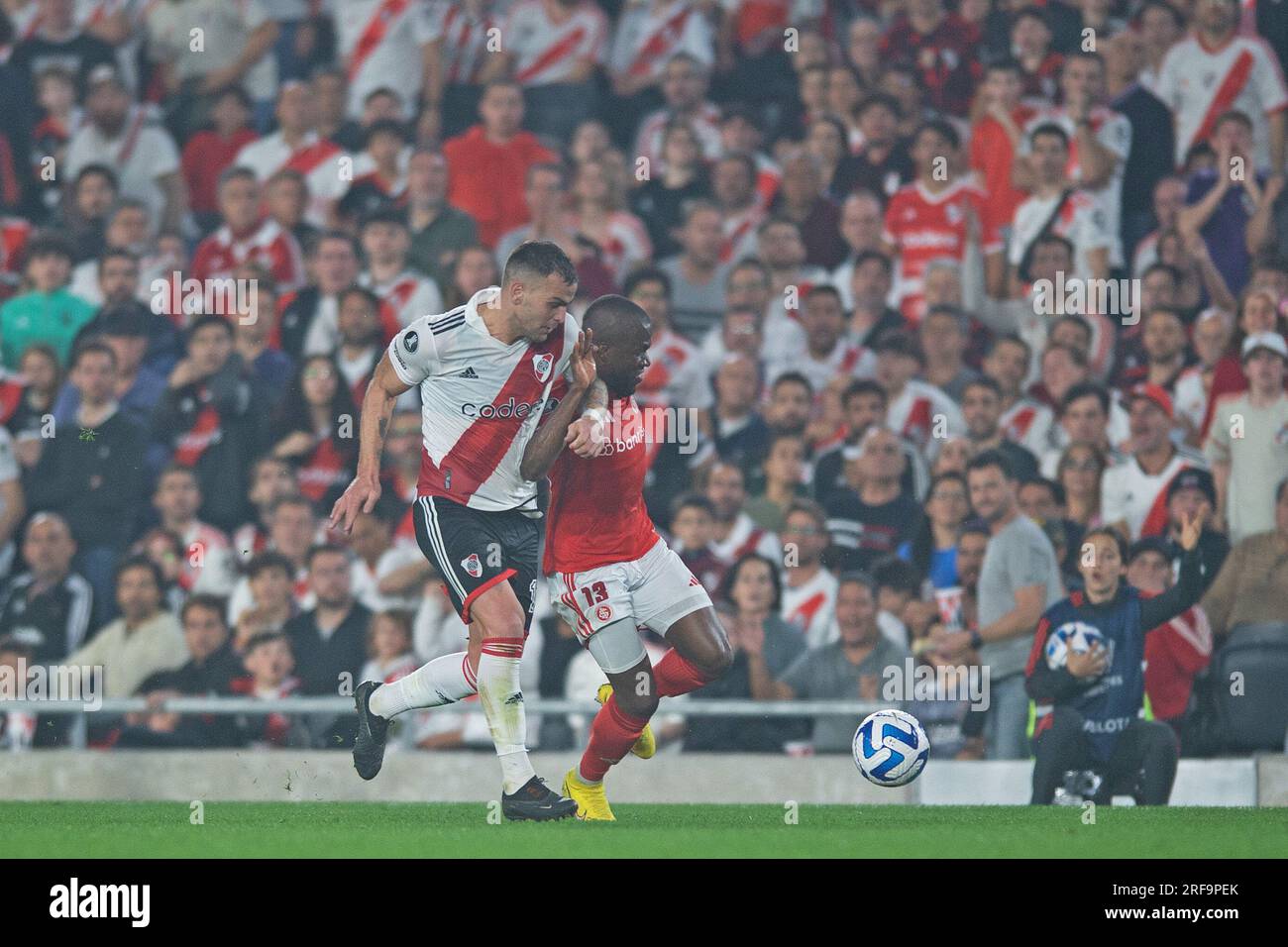 Buenos Aires, Argentinien. 01. Juli 2023. Leandro Gonzalez Pírez von River Plater kämpft mit Enner Valencia von Internacional um Besessenball während des Spiels zwischen River Plate und Internacional für die Runde 16. Erste Etappe der Copa CONMEBOL Libertadores 2023 im Monumental de Nunez Stadium in Buenos Aires, Argentinien am 01. Juli. Foto: Max Peixoto/DiaEsportivo/Alamy Live News Kredit: DiaEsportivo/Alamy Live News Stockfoto