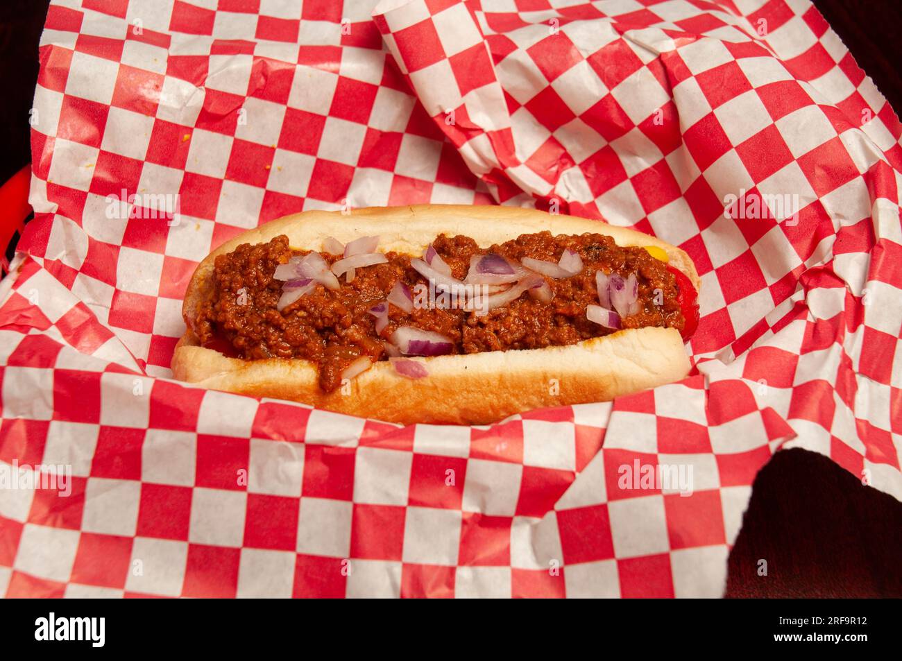 Traditionelles Chili-Dog mit Rindfleisch oder Schweinefleisch auf einem Brötchen Stockfoto