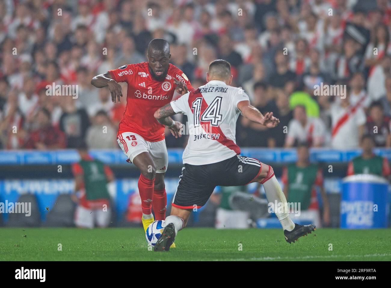 Buenos Aires, Argentinien. 01. Juli 2023. Leandro Gonzalez Pírez von River Plater kämpft mit Enner Valencia von Internacional um Besessenball während des Spiels zwischen River Plate und Internacional für die Runde 16. Erste Etappe der Copa CONMEBOL Libertadores 2023 im Monumental de Nunez Stadium in Buenos Aires, Argentinien am 01. Juli. Foto: Max Peixoto/DiaEsportivo/Alamy Live News Kredit: DiaEsportivo/Alamy Live News Stockfoto