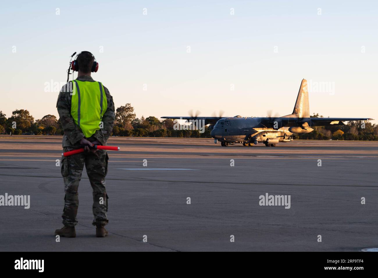 Ein 27. Special Operations Aircraft Maintenance Squadron Crewchef wartet, um einen AC-130J Ghostrider zu marschieren, der während Talisman Sabre 23 auf der Royal Australian Air Force Base Richmond, Australien, am 31. Juli 2023 dem 17. Special Operations Squadron zugeteilt wurde. Talisman Sabre ist die größte bilaterale Militäraktion zwischen Australien und den Vereinigten Staaten, bei der ein freier und offener Indo-Pacific gefördert wird, indem die Beziehungen und die Interoperabilität zwischen den wichtigsten Alliierten gestärkt und unsere kollektiven Fähigkeiten verbessert werden, um auf eine Vielzahl potenzieller Sicherheitsbedenken zu reagieren. (USA Air Force Foto von Airman 1. Klasse Stockfoto