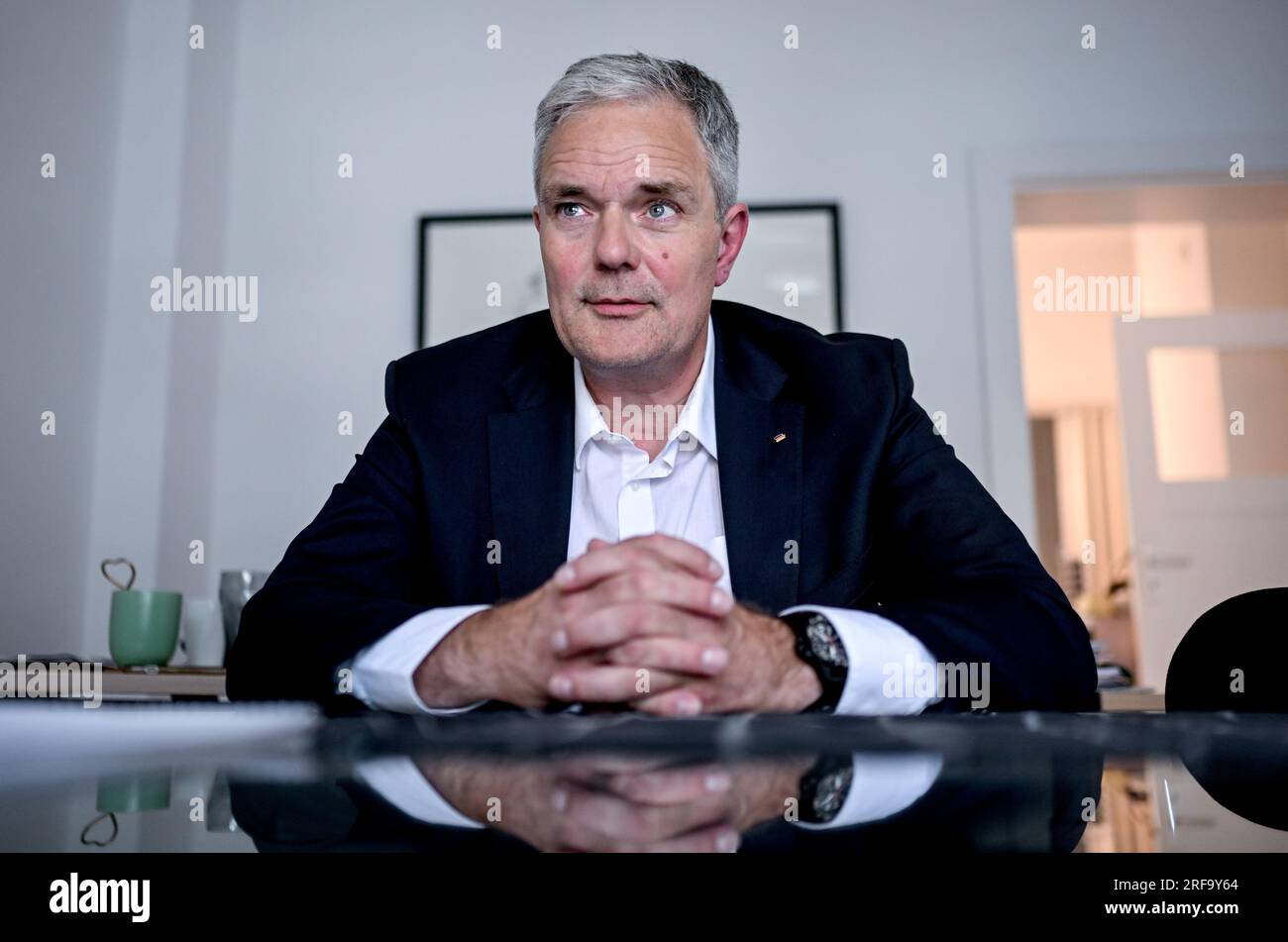 Berlin, Deutschland. 01. Aug. 2023. Burkard Dregger, Innenpolitiksprecher der CDU-Fraktion im Berliner Repräsentantenhaus, spricht in einem Interview mit der deutschen Presseagentur dpa. Kredit: Britta Pedersen/dpa/Alamy Live News Stockfoto