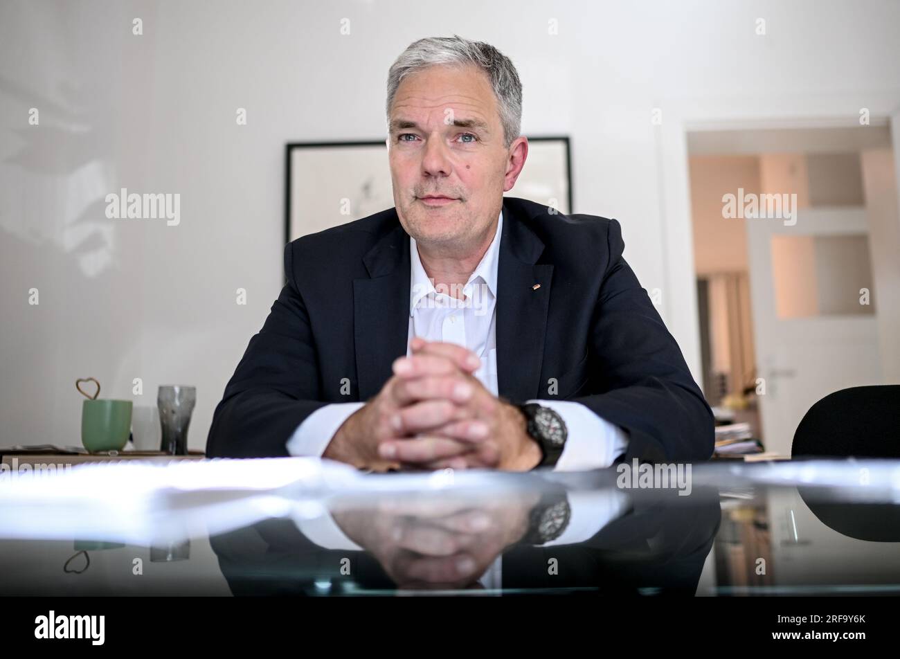 Berlin, Deutschland. 01. Aug. 2023. Burkard Dregger, Innenpolitiksprecher der CDU-Fraktion im Berliner Repräsentantenhaus, spricht in einem Interview mit der deutschen Presseagentur dpa. Kredit: Britta Pedersen/dpa/Alamy Live News Stockfoto
