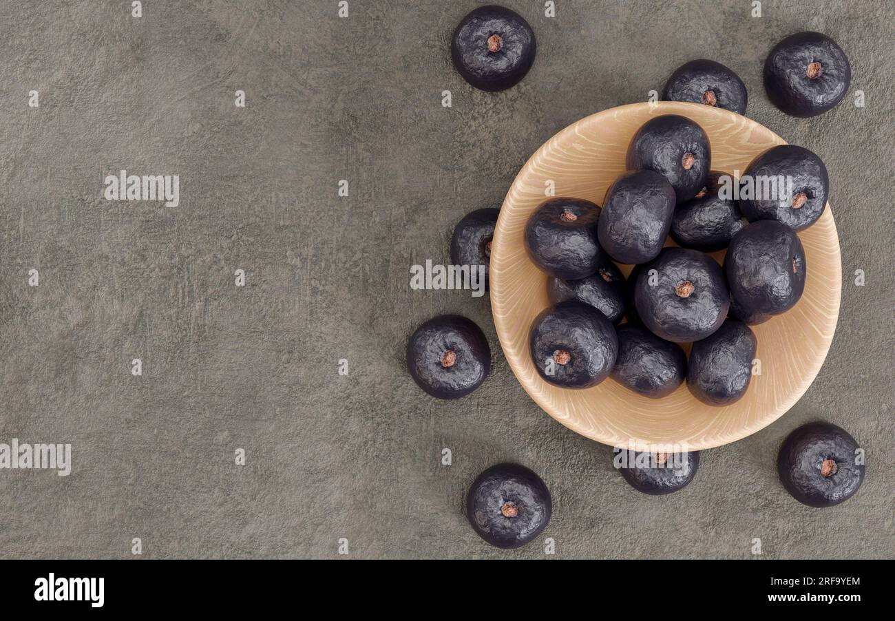 Ganze açaí-Früchte im Topf auf rustikaler Oberfläche Stockfoto