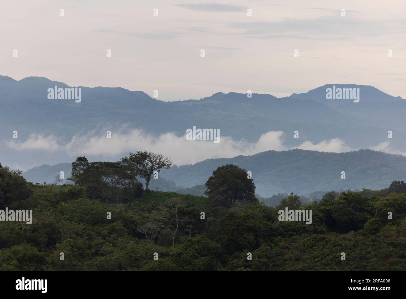 Blick auf den Sonnenuntergang über die Sierra de Los Tuxtlas Mountains von Catemaco, Veracruz, Mexiko. Stockfoto