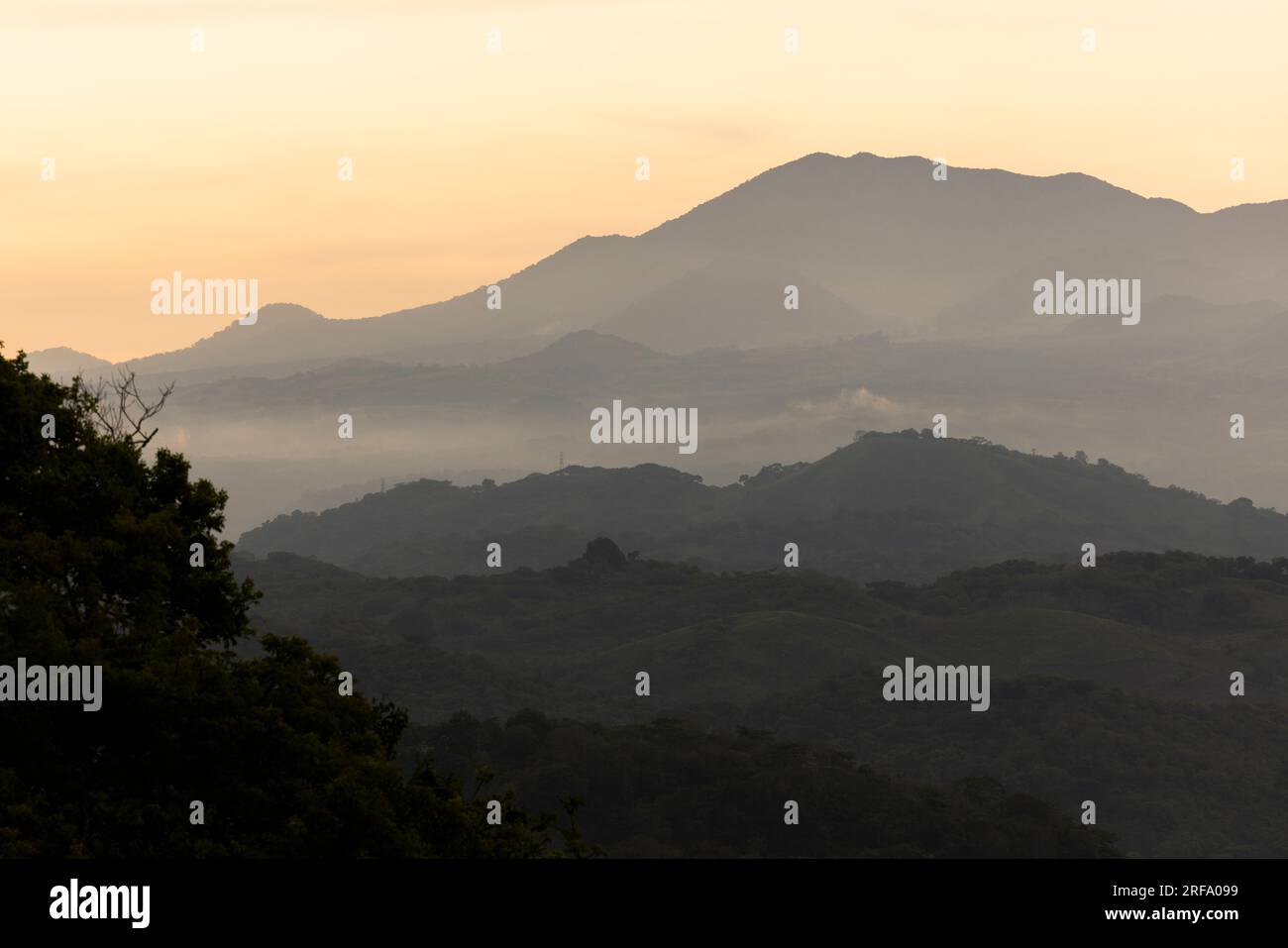 Blick auf den Sonnenuntergang über die Sierra de Los Tuxtlas Mountains von Catemaco, Veracruz, Mexiko. Stockfoto