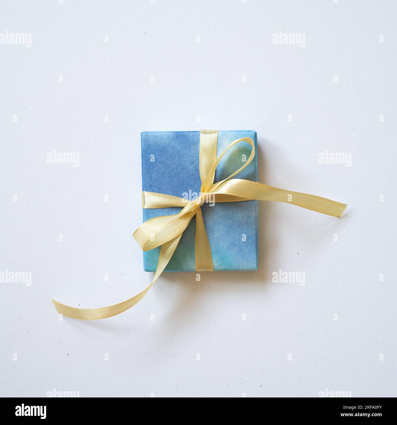 Blaue Geschenkbox isoliert auf weißem Hintergrund. Draufsicht, Kopierraum Stockfoto