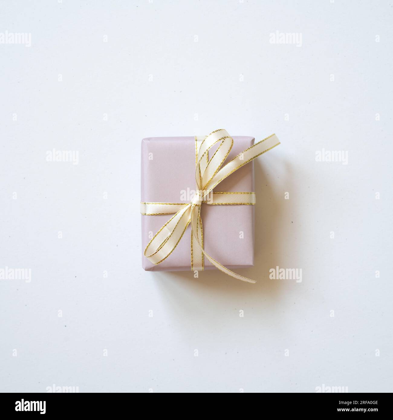 Pastelllila Geschenkbox isoliert auf weißem Hintergrund. Draufsicht, Kopierbereich Stockfoto