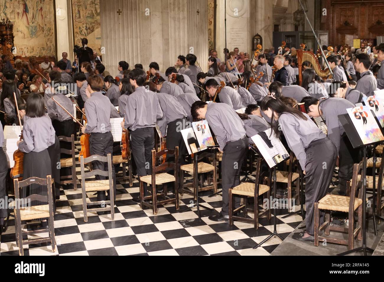 Bergamo, Italien. 02. Aug. 2023. Das außergewöhnliche asiatische Jugendorchester, geleitet von Joseph Bastian mit dem Alleinzellisten Alban Gerhardt und hundert Orchesterspielern, trat in der Basilika Santa Maria Maggiore auf Bergamo Credit: Independent Photo Agency/Alamy Live News Stockfoto