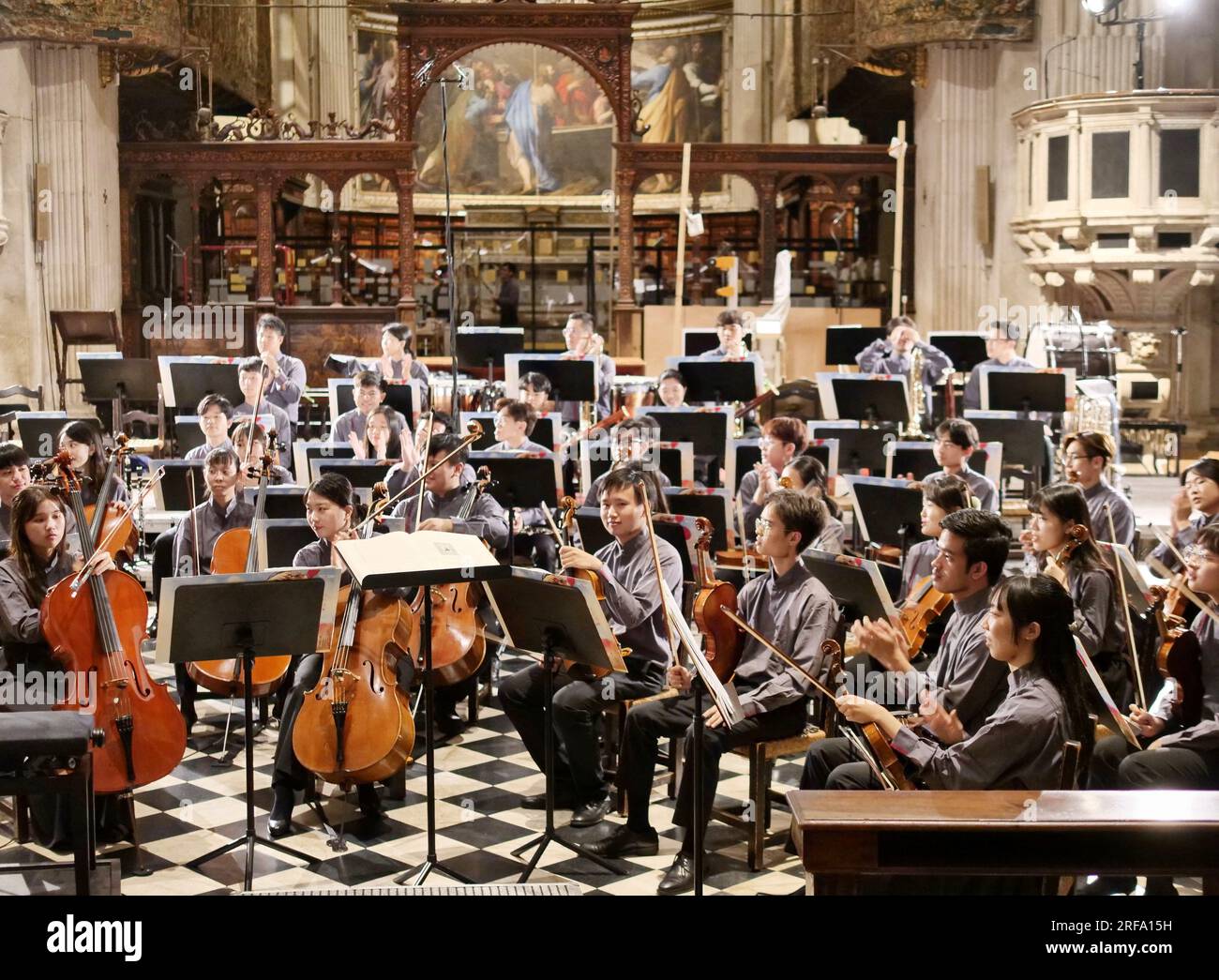 Bergamo, Italien. 02. Aug. 2023. Das außergewöhnliche asiatische Jugendorchester unter der Regie von Joseph Bastian mit dem alleinigen Cellisten Alban Gerhardt und hundert Orchesterspielern trat in der Basilika Santa Maria Maggiore auf Bergamo Credit: Independent Photo Agency/Alamy Live News Stockfoto