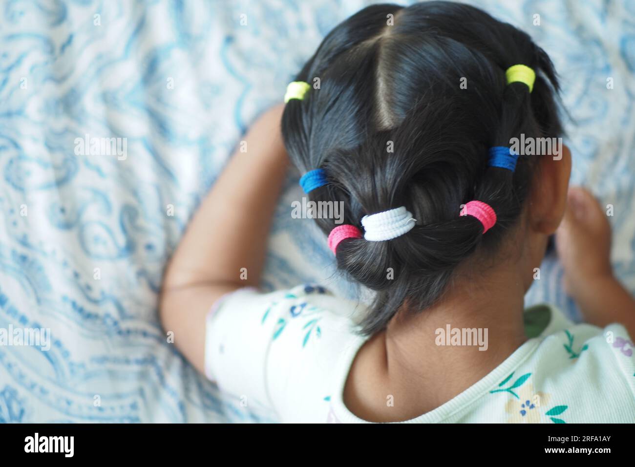 Ein schönes Band ist an ein Kinderhaar gebunden Stockfoto