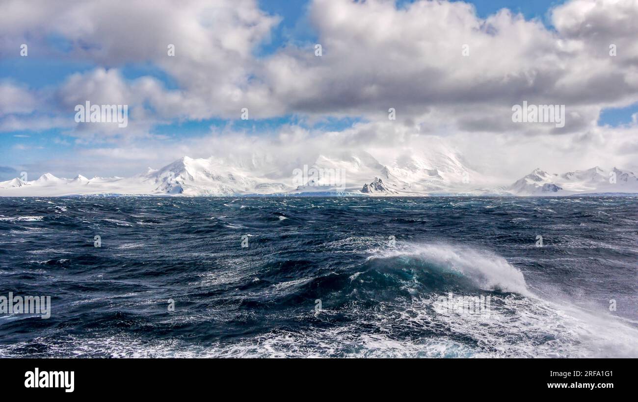 Sturmwind erzeugt raue See an einem kalten Tag im südlichen Atlantik mit Blick auf die Küste der südlichen Shetland Islands in der Antarktis. Stockfoto