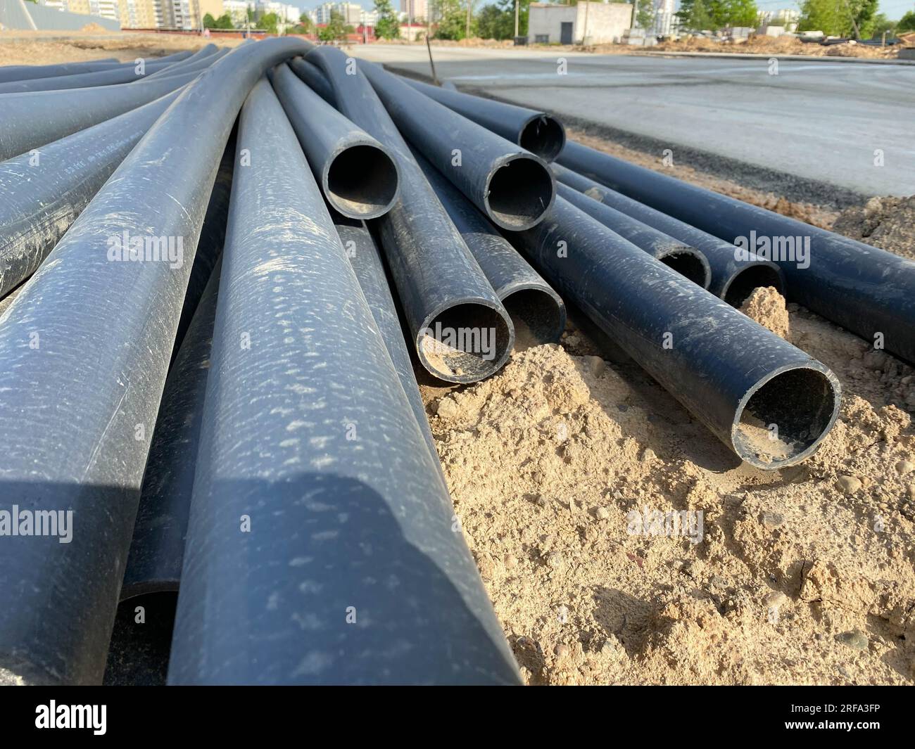 HDPE-Leitung aus Polyethylen hoher Dichte für die Wasserversorgung auf der Baustelle Bau einer Kunststoffleitung für die Wasserversorgung. Stockfoto