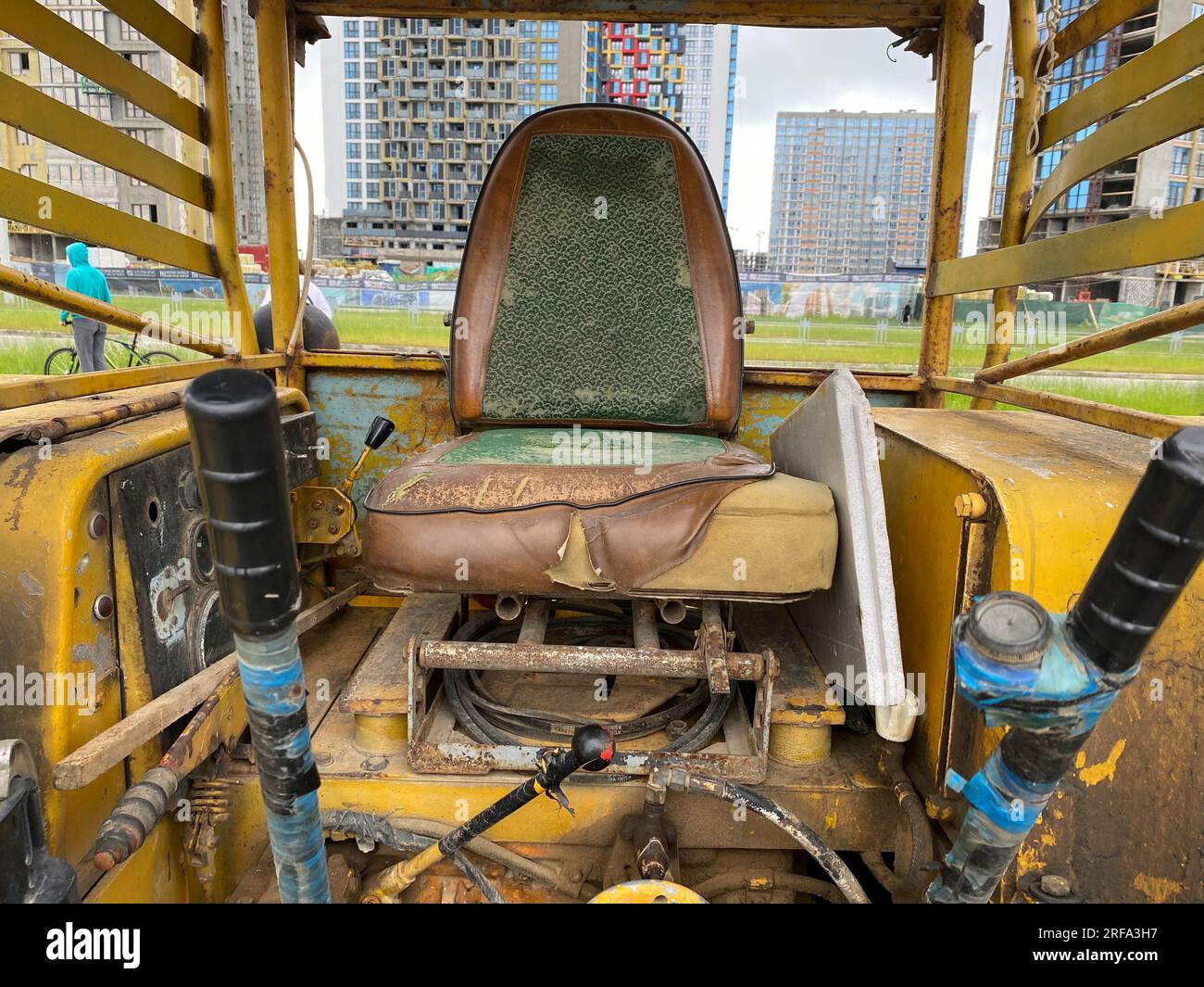 Panoramabildschirm Sitz und Bedienelement hängen in der offenen Kabine einer Hochleistungsmaschine. Stockfoto