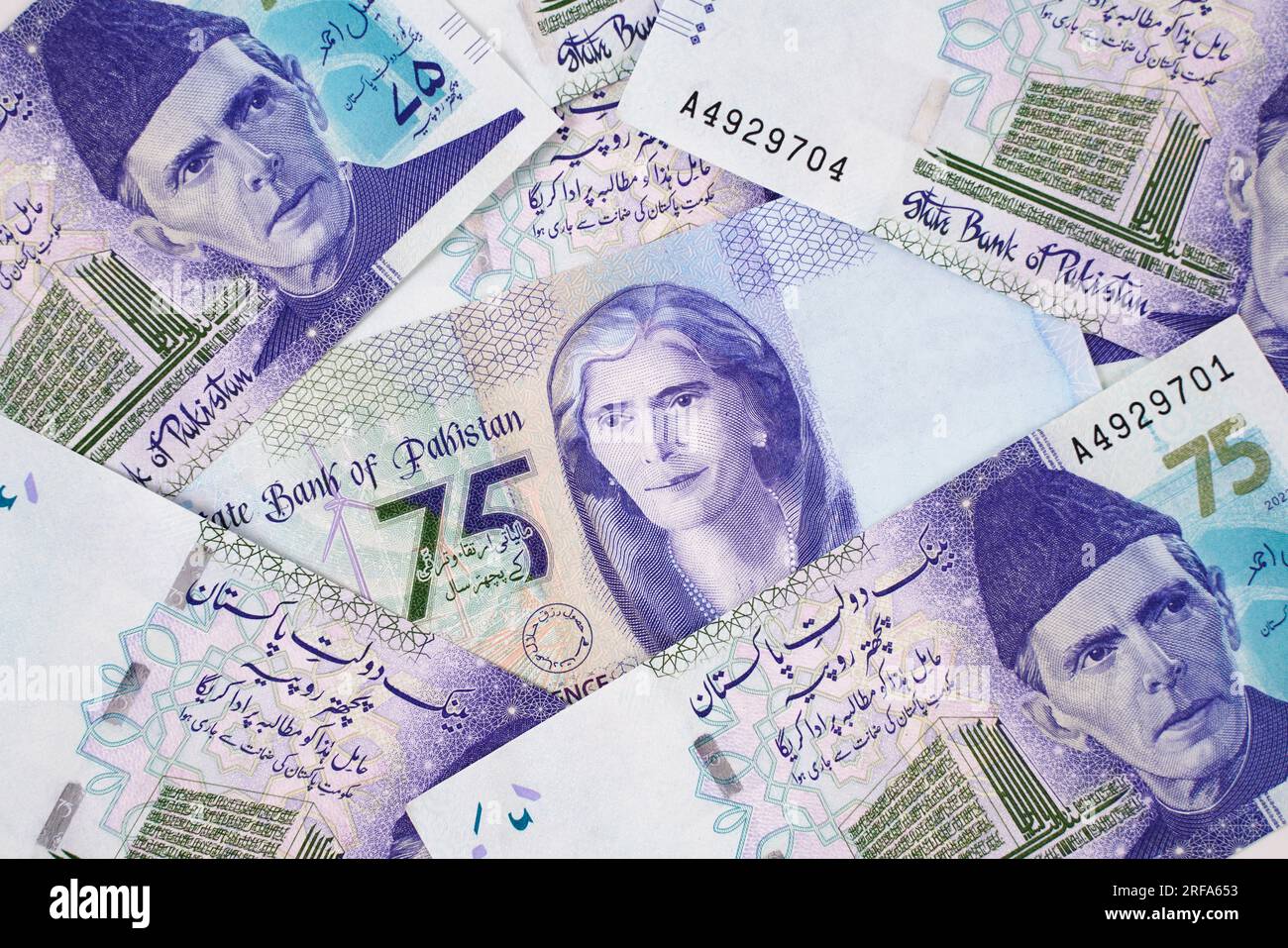 Pakistanische 75-Rupien-Banknote oder Geld isoliert auf weißem Hintergrund Stockfoto