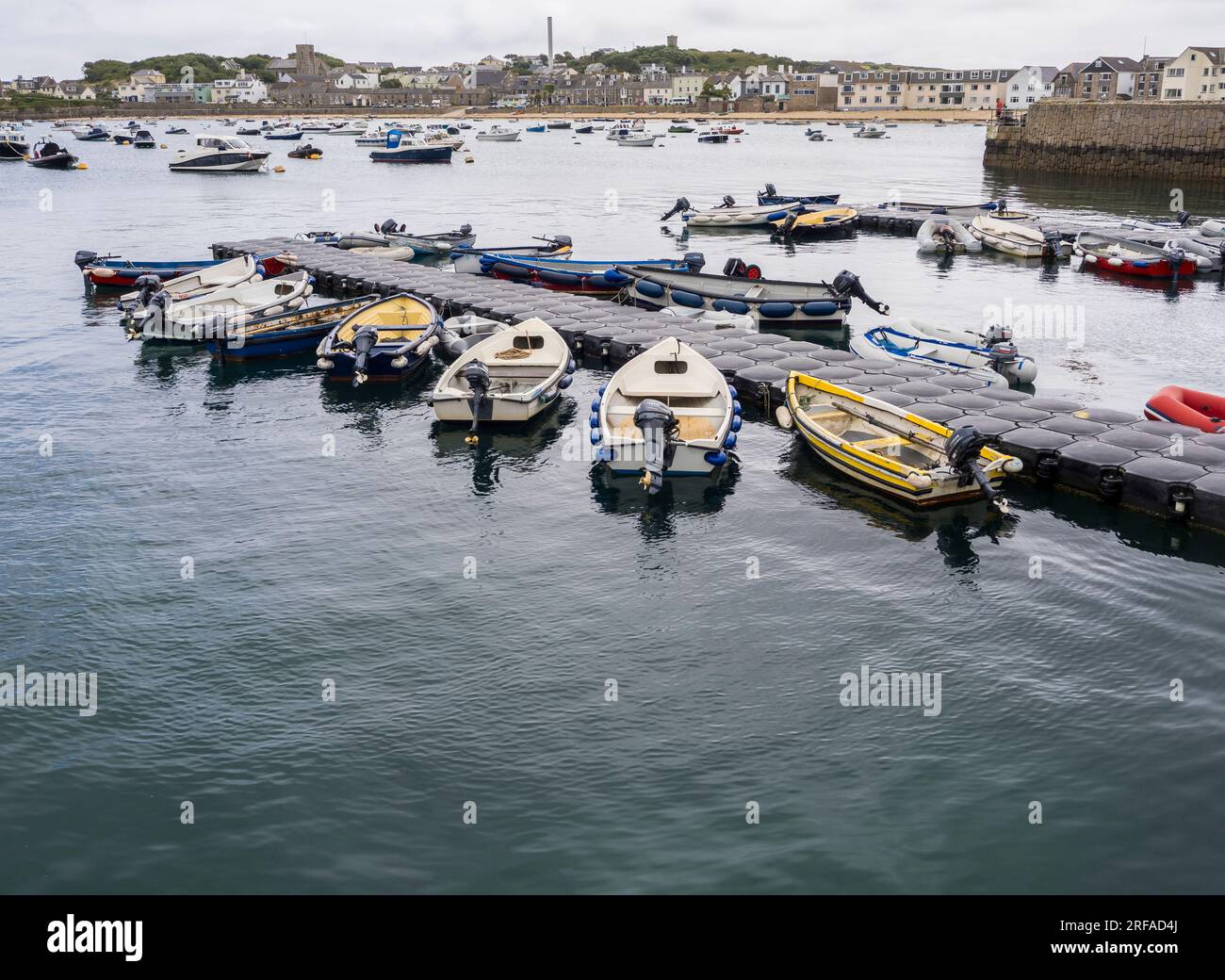 Pier mit Dingy's und Ribs, Hafen, Hugh Town, St. Marys, Isles of Scilly, Cornwall, England, GB. Stockfoto