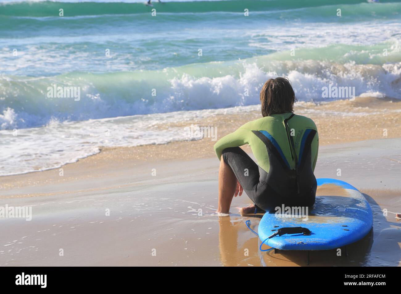 Surf et Surfeurs sur la plage du littoral de l’Océan Atlantique en Gironde, Frankreich Stockfoto