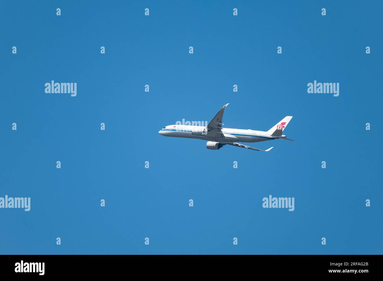 Ein Flugzeug der Stadt mit klarem Himmel Stockfoto