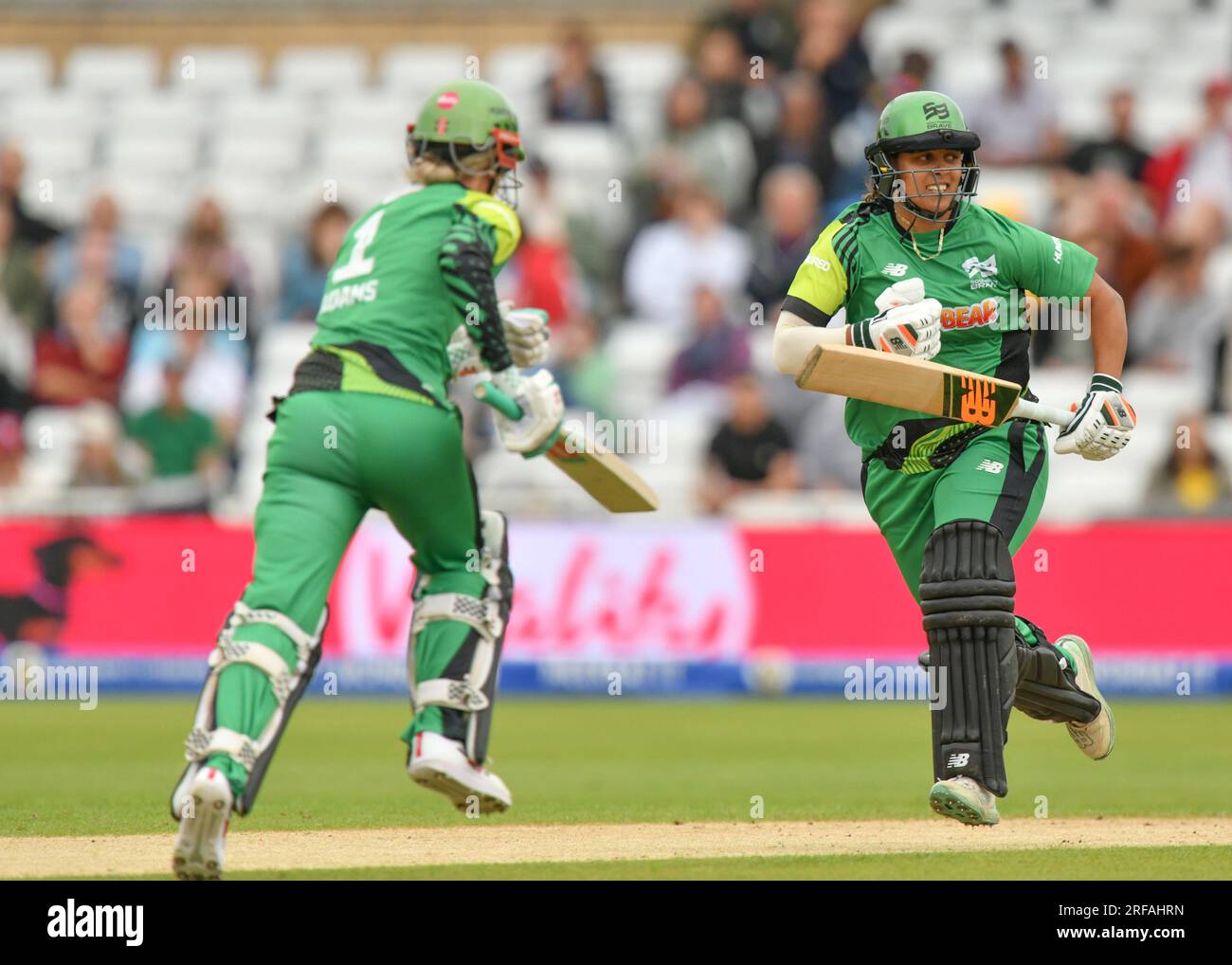 01. August 2023 - Trent Bridge Cricket Ground, Nottingham. Veranstaltung: The 100 Double Header (Herren und Frauen): Trent Rockets gegen Southern Brave. Bildunterschrift: Chloe Tryon (Southern Brave) und Georgia Adams (Southern Brave) laufen. Bild: Mark Dunn/Alamy Live News (Sport) Stockfoto