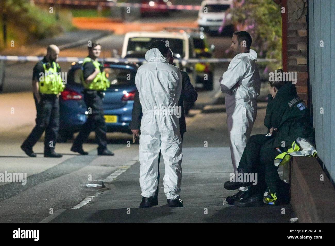 Freeth Street, Birmingham, 2. August 2023: Die Polizei von West Midlands hat eine Morduntersuchung eingeleitet, nachdem eine Frau am späten Dienstagabend in der Freeth Street in der Ladywood-Gegend von Central Birmingham tot aufgefunden wurde. Zwei Krankenwagen, ein Sanitäter und das Notfallteam, das Air Ambulance Ärzte transportierte, waren bei dem Vorfall dabei. Die medizinischen Crews versuchten vergeblich, das Opfer zu retten, aber leider wurde sie am Tatort für tot erklärt. Spezialisierte Suchteams, darunter ein Spürhund, durchsuchten die Gegend nach Hinweisen auf den Tod der Frauen. Die Gerichtsmediziner in weißen Anzügen fotografierten dann den sc des Verbrechens Stockfoto