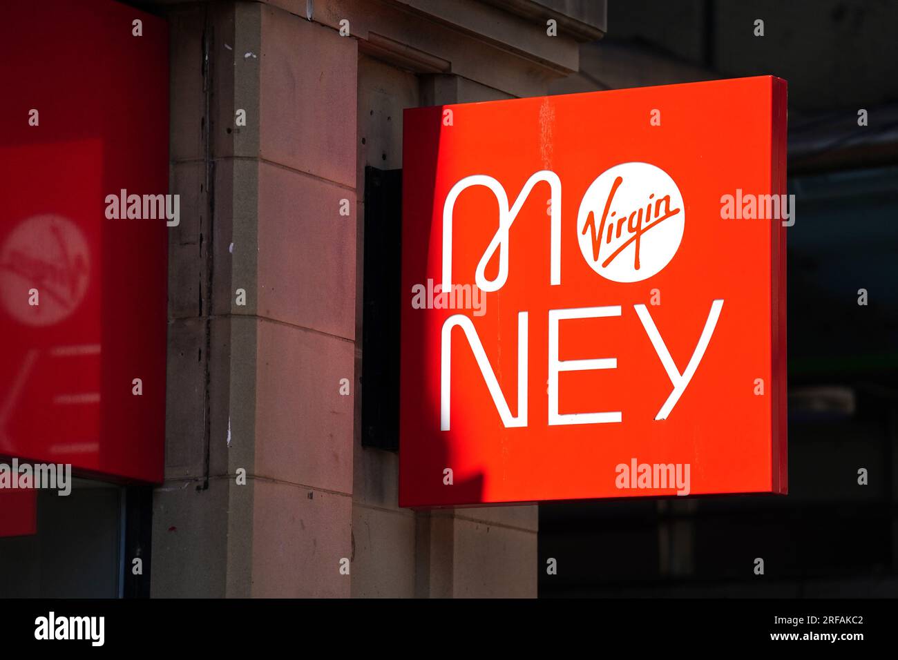 Aktenfoto vom 18. Oktober 04/2023 einer allgemeinen Ansicht einer Virgin Money Bank in Sheffield. Der High Street Lender hat offenbart, dass seine Rückstellungen für uneinbringliche Forderungen auf fast £550 Millionen Dollar gestiegen sind, nachdem er einen Anstieg der unter Druck stehenden Kreditnehmer mit Kreditkartenzahlungen in Verzug geraten sah. Der Konzern erklärte, dass die Rückstellungen für Kredite im dritten Quartal von £526 Millionen Dollar in den letzten drei Monaten auf £547 Millionen Dollar gestiegen seien. Ausgabedatum: Mittwoch, 2. August 2023. Stockfoto