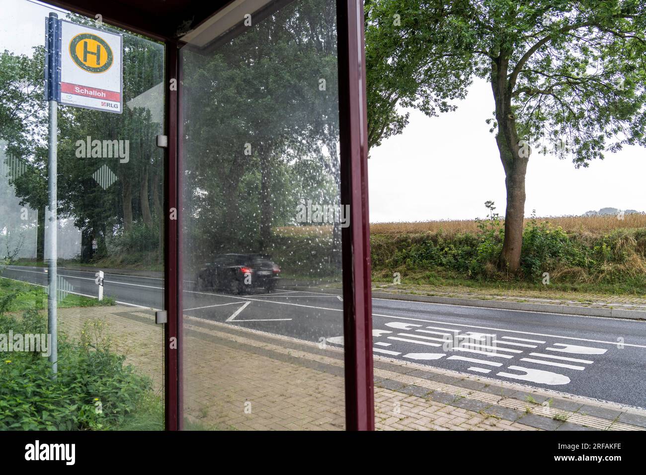 Bushaltestelle Schalloh, auf dem Land, Sauerland, in der Nähe von Soest-Bergede, Country Road L856, Buslinie 552, hat 2 Haltestellen pro Tag, Montag bis Freitag Stockfoto