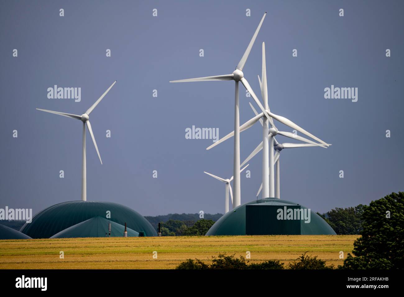 Windpark südwestlich von Anröchte im Bezirk Soest, in der Nähe des Dorfes Altenmellrich, Biogasanlage, NRW, Deutschland, Stockfoto