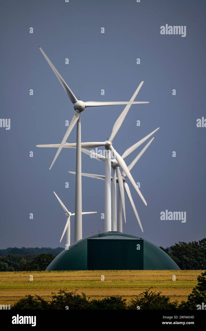Windpark südwestlich von Anröchte im Bezirk Soest, in der Nähe des Dorfes Altenmellrich, Biogasanlage, NRW, Deutschland, Stockfoto