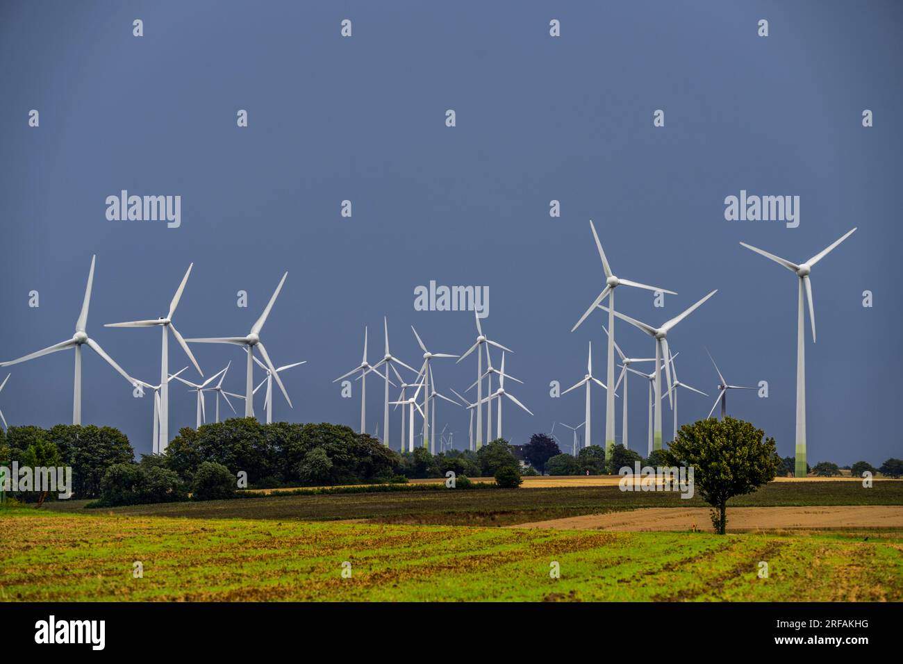Windpark südwestlich von Anröchte im Bezirk Soest, in der Nähe des Dorfes Altenmellrich, NRW, Deutschland, Stockfoto