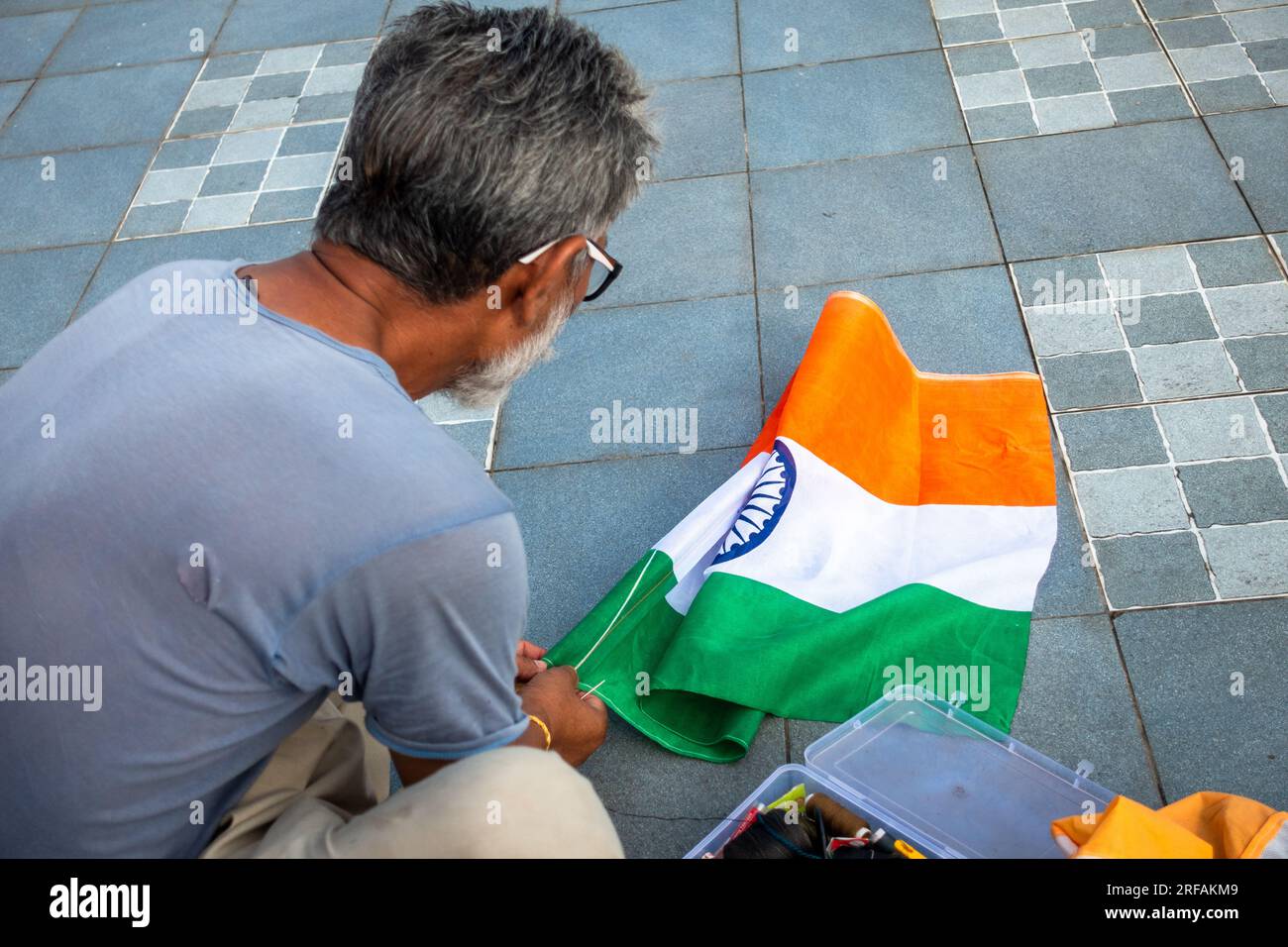 Oktober 14. 2022 Uttarakhand, Indien. Fröhliche indische Ruheständler, die am 15. August die dreifarbige Flagge für den Unabhängigkeitstag kreieren. Patriotismus und Stolz i. Stockfoto