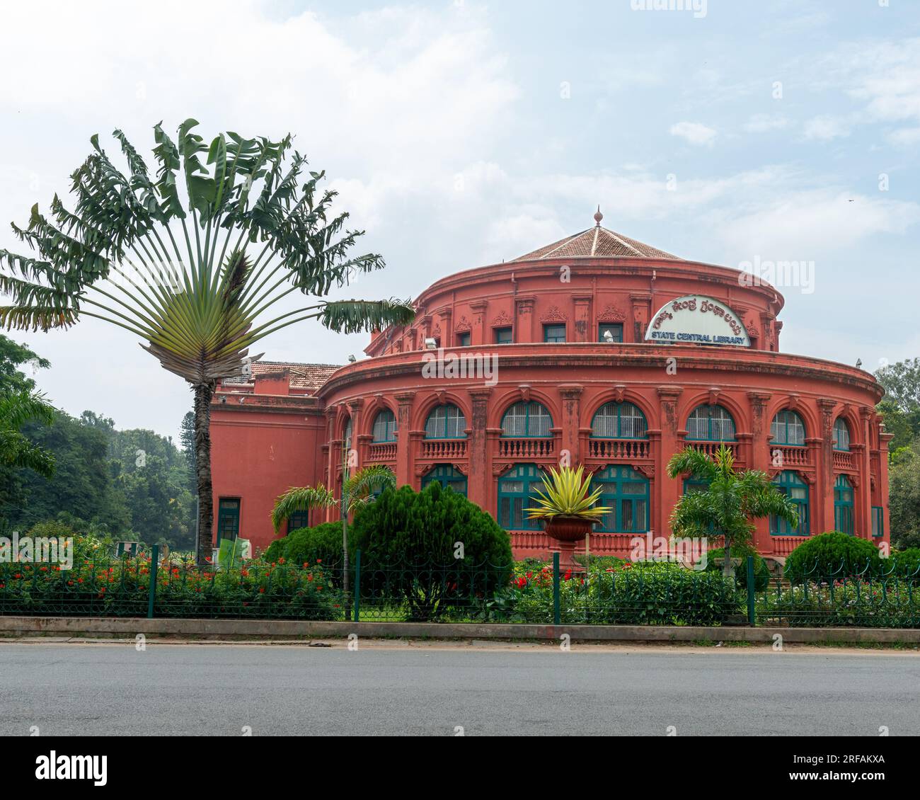 Koloniale rote Gebäude in Bangalore oder Bengaluru, der IT-Hauptstadt Indiens Stockfoto
