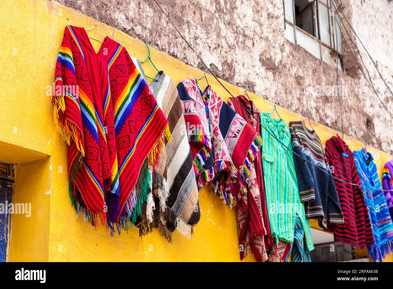 Peruanische Kleidung zum Verkauf an einem Verkaufsstand in Pisac, Heiliges Tal, Peru Stockfoto