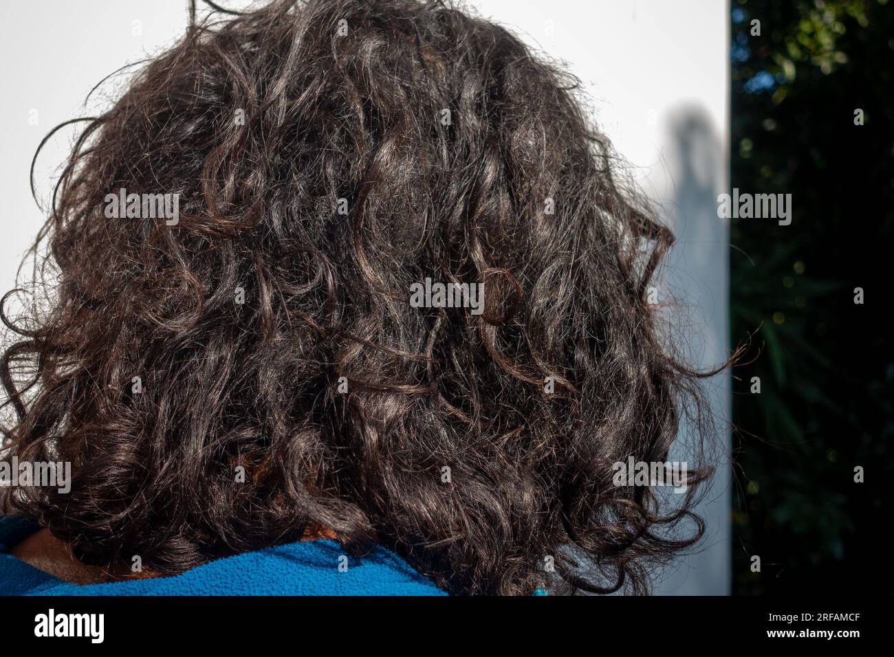 Juni 28. 2023 Uttarakhand Indien. Indischer Mann mit langen, lockigen Haaren und Schuppenproblemen in Uttarakhand, Indien. Stockfoto