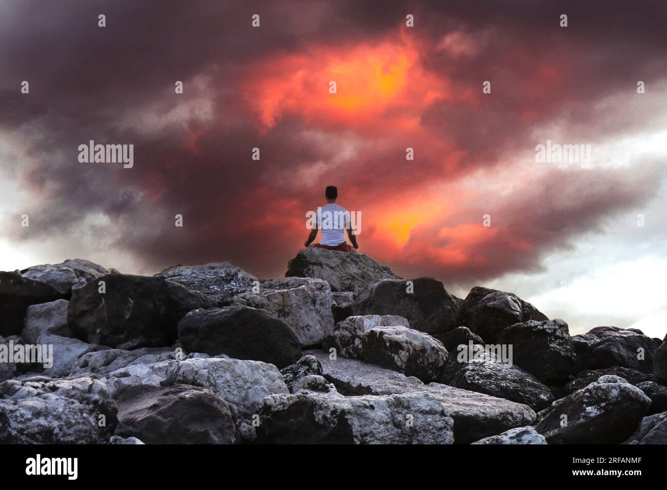 Der Mann blickt auf den Horizont und denkt über den Klimawandel nach Stockfoto