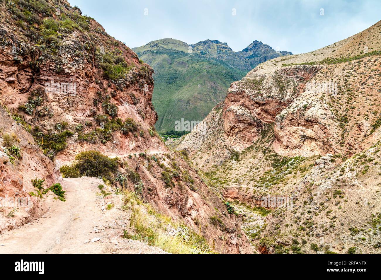 Rote, trockene Landschaft auf einem Pfad von Salinas de Maras, Heiliges Tal, Peru Stockfoto