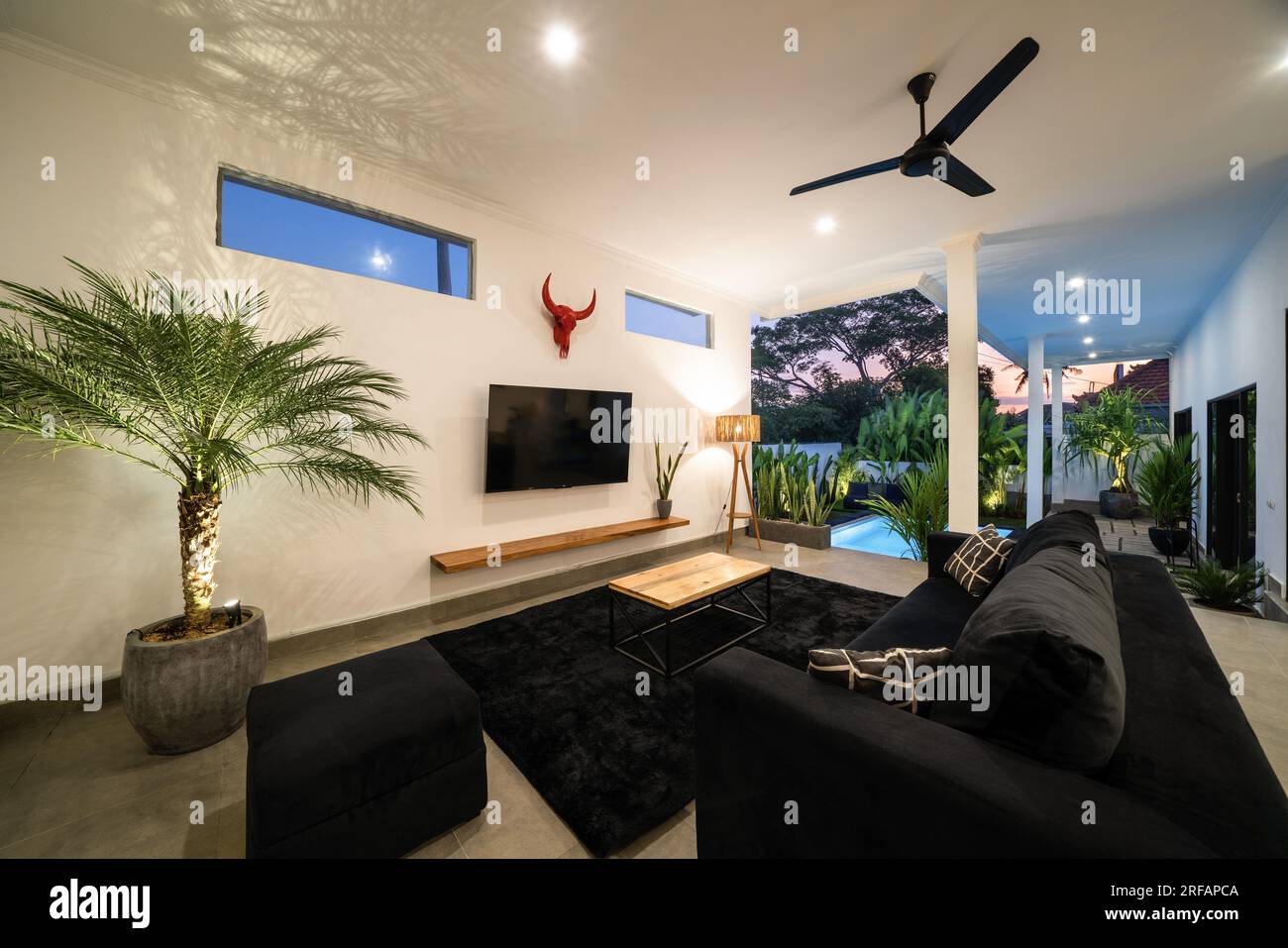 Immobilien Luxus Außendesign Pool Villa mit Innenarchitektur Wohnzimmer Haus, Haus. Stockfoto