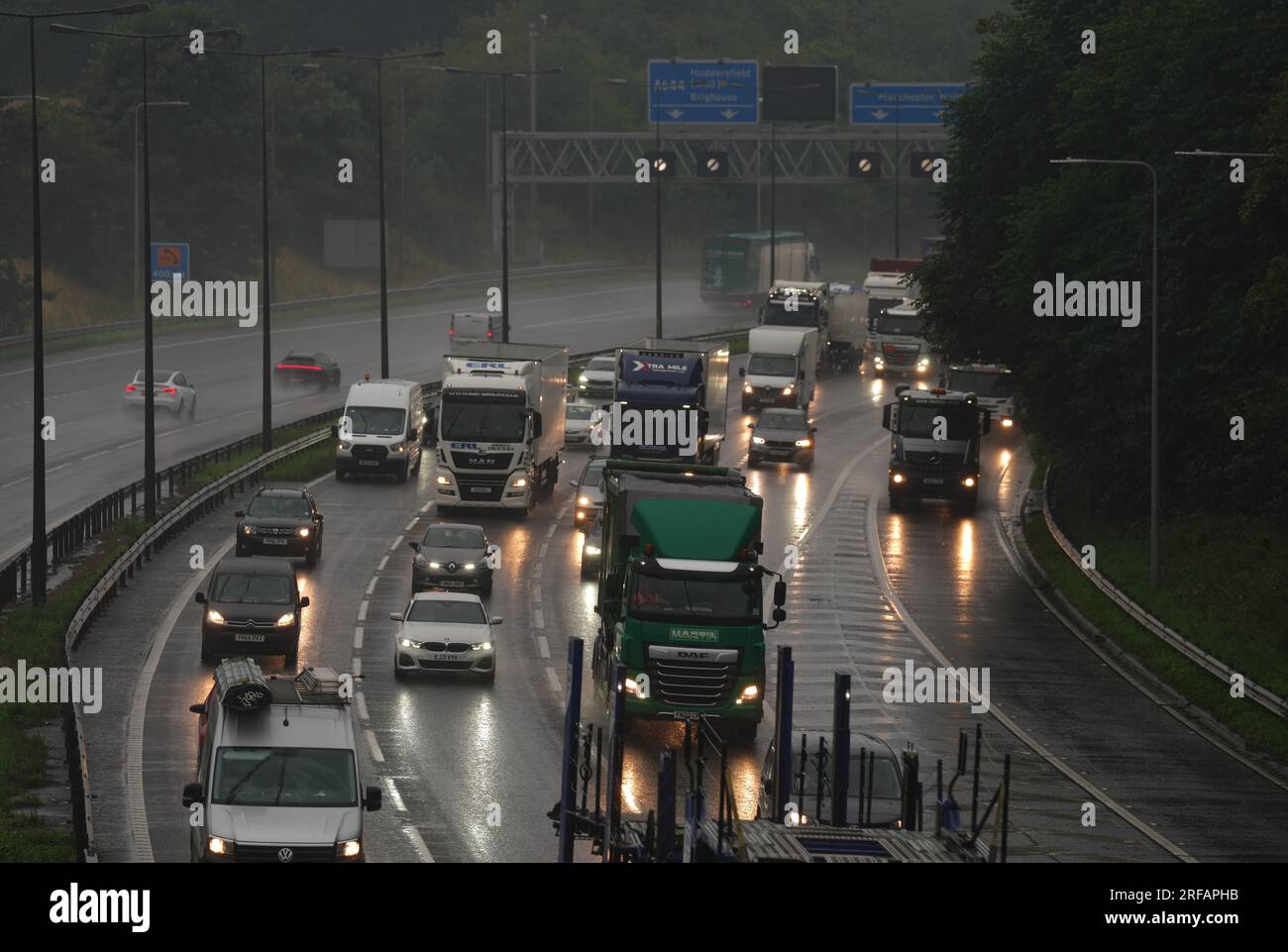 Langsamer Verkehr bei starkem Regen auf der M62 in der Nähe von Brighouse in West Yorkshire, da das Met Office eine gelbe Wetterwarnung über die Midlands wegen Gewitter und im Süden Englands wegen starkem Wind herausgegeben hat. Bilddatum: Mittwoch, 2. August 2023. Stockfoto