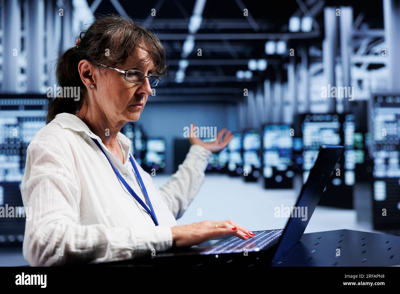 Ein erfahrener Elektriker, der Probleme mit der Reparatur von High-Tech-Servern hat und die für die KI zur Verarbeitung umfangreicher Datensätze für maschinelles Lernen benötigten Computerressourcen bereitstellt Stockfoto Ein erfahrener Elektriker, der Probleme mit der Reparatur von High-Tech-Servern hat und die für die KI zur Verarbeitung umfangreicher Datensätze für maschinelles Lernen benötigten Computerressourcen bereitstellt Stockfoto